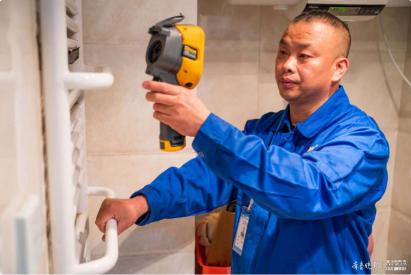 一天處理30多個供熱問題，他們有時一上午出不了一個樓棟